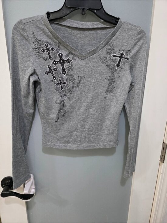Tops - Grey Cross Graphic Long Sleeve V-Neck Crop Top Women’s Small